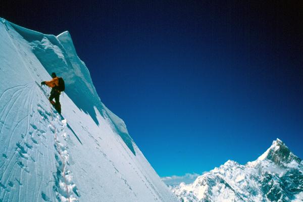 Tik pod vrhom Biarchedija - Masherbrum v ozadju