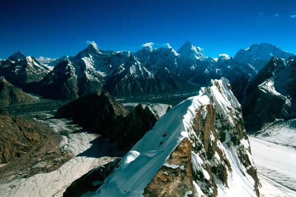 Z bivaka proti Mustang Towerju, K2 in Broad Peaku - bazni tabor je na levem ledeniku