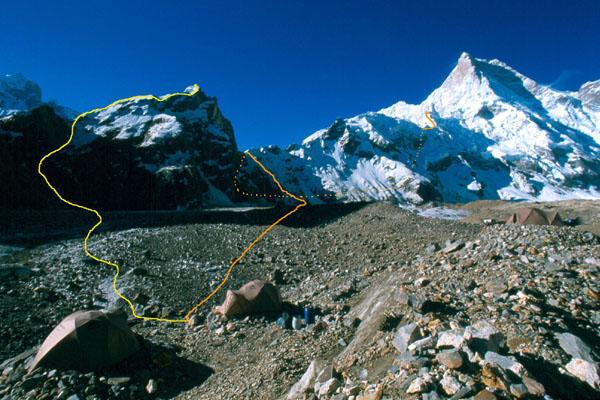 Kota 4990 in Masherbrum z bazo na Manduju in vrisanimi smermi vzponov