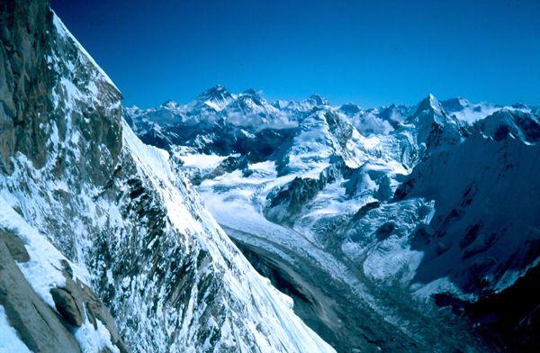 Pogled s stene Menlungtseja proti Everestu, Lhotseju in Makaluju